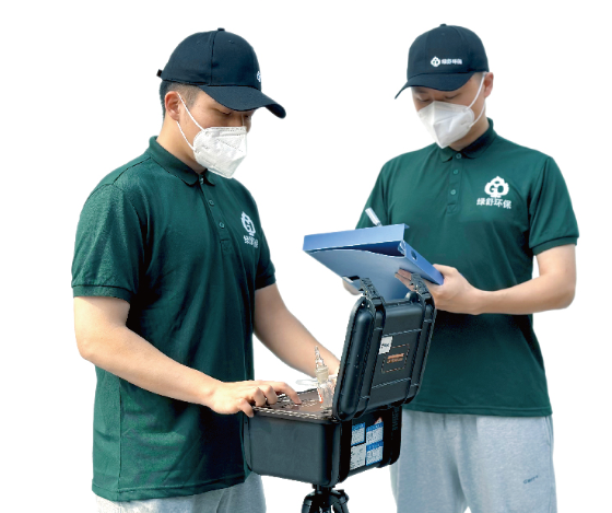 绿舒工程师使用检测设备记录现场数据